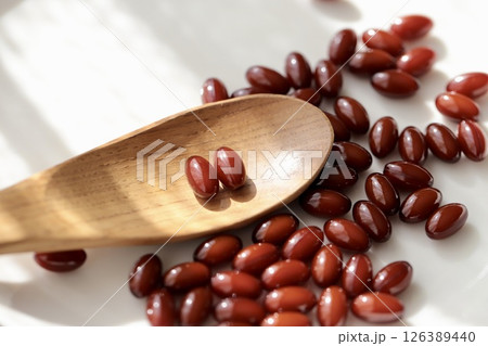 1回2錠飲む茶色い粒のサプリメント 126389440