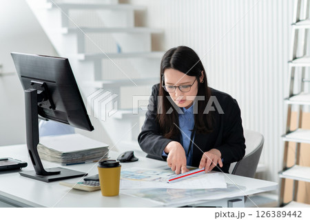 図面にスケールを当てる建築士・インテリアデザイナー 126389442