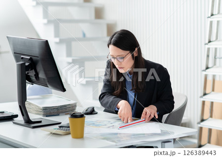 図面にスケールを当てる建築士・インテリアデザイナー 126389443