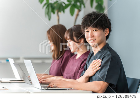 医療,カンファレンス・勉強会・セミナー・研修・研修を受けるスクラブ姿の男女医療スタッフ 126389479