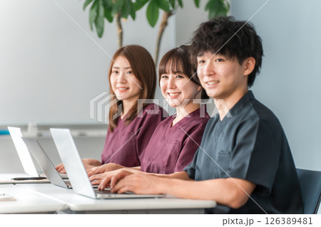 医療,カンファレンス・勉強会・セミナー・研修・研修を受けるスクラブ姿の男女医療スタッフ 医療,カンファレンス・勉強会・セミナー・研修・研修を受けるスクラブ姿の男女医療スタッフ 126389481