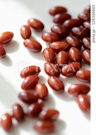 茶色い粒のプラセンタサプリメント 126389805