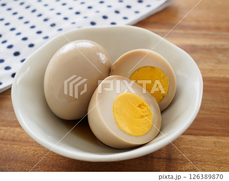 小皿に盛った煮卵 126389870