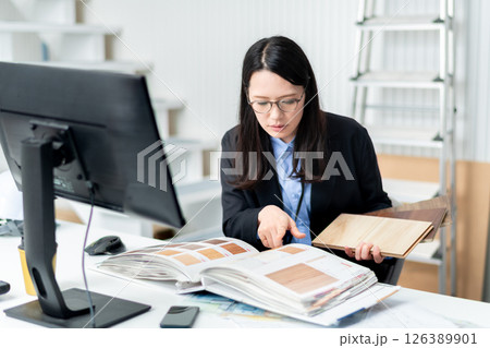 建材を選ぶ女性建築士・インテリアデザイナー 建材を選ぶ女性建築士・インテリアデザイナー 126389901