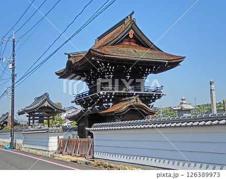 城下町津山の西寺町を東西に走る旧出雲街道に面して建つ「愛染寺」：両側に仁王堂を持つ珍しい鐘楼門 126389973