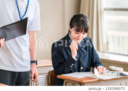 学校の教室・塾の授業で真面目に勉強する中学生 126390073
