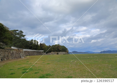 萩城跡の銃眼土塀の向こうに広がる日本海の景色 萩城跡の銃眼土塀の向こうに広がる日本海の景色 126390517