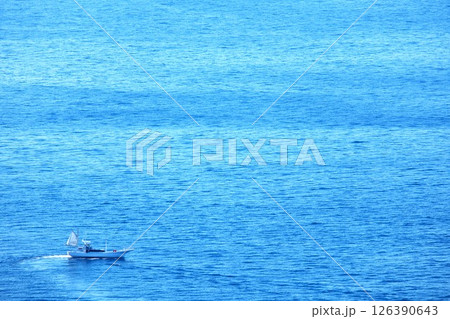 海を進む小さな漁船 126390643