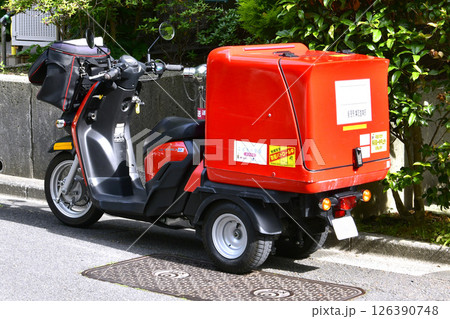 日本の横浜都市景観　街角で見かけた郵便配達中（配達員は配達中）のバイク＝15日、横浜市内 126390748