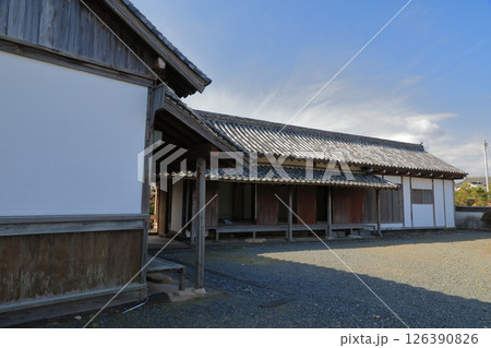 萩城下町の旧周布家長屋門の内側の景色 萩城下町の旧周布家長屋門の内側の景色 126390826