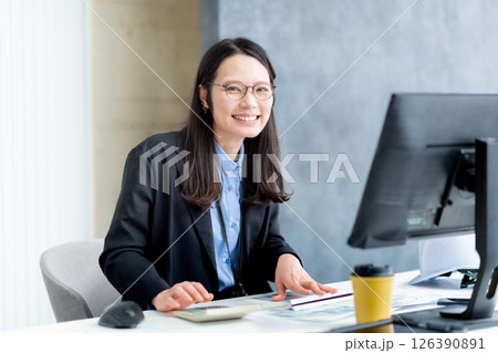 笑顔の建築士 126390891