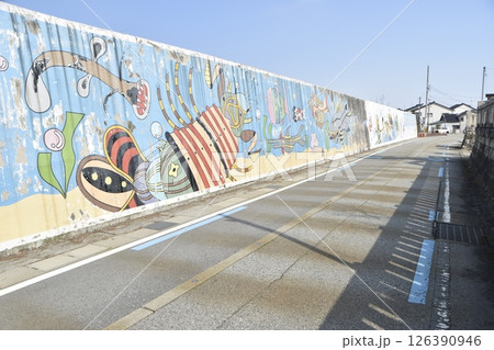 防波堤に描かれた絵 126390946