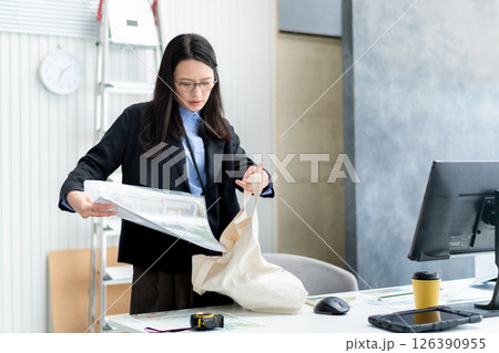 出発準備をする建設会社の女性社員 126390955