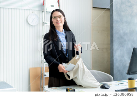 出発準備をする建設会社の女性社員 126390959