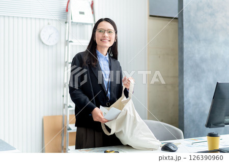 出発準備をする建設会社の女性社員 出発準備をする建設会社の女性社員 126390960