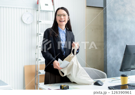 出発準備をする建設会社の女性社員 126390961