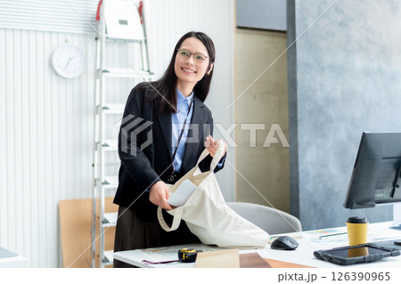 出発準備をする建設会社の女性社員 126390965