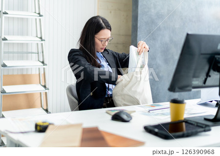 出発準備をする建設会社の女性社員 出発準備をする建設会社の女性社員 126390968