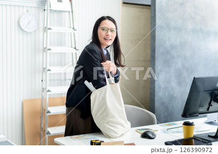 出発準備をする建設会社の女性社員 126390972