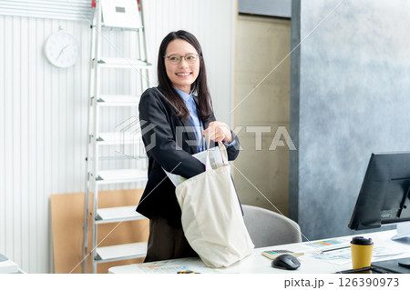 出発準備をする建設会社の女性社員 126390973