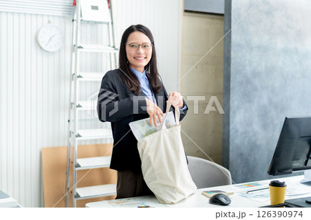 出発準備をする建設会社の女性社員 出発準備をする建設会社の女性社員 126390974