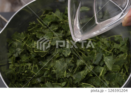 山椒の佃煮を作る工程 葉山椒の佃煮を作る工程 山椒の佃煮を作る工程 葉山椒の佃煮を作る工程 126391204