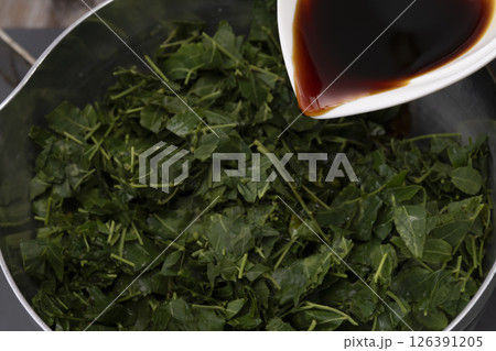 山椒の佃煮を作る工程 葉山椒の佃煮を作る工程 山椒の佃煮を作る工程 葉山椒の佃煮を作る工程 126391205