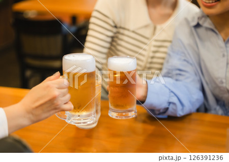 乾杯する女性の手元 乾杯する女性の手元 126391236