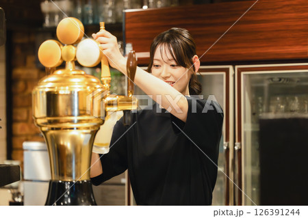 居酒屋で働く女性 126391244