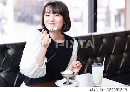 カフェでアイスクリームを食べる女性 カフェでアイスクリームを食べる女性 126391246