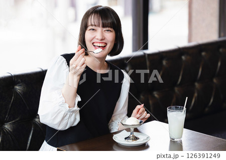 カフェでアイスクリームを食べる女性 126391249