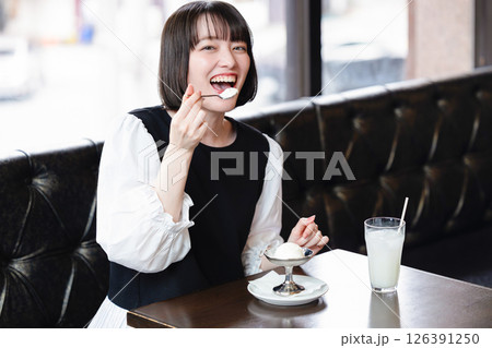 カフェでアイスクリームを食べる女性 カフェでアイスクリームを食べる女性 126391250