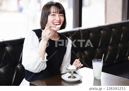 カフェでアイスクリームを食べる女性 カフェでアイスクリームを食べる女性 126391251