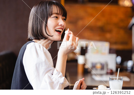 カフェでアイスクリームを食べる女性 126391252