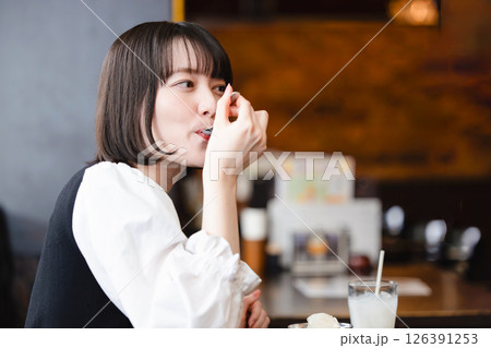 カフェでアイスクリームを食べる女性 カフェでアイスクリームを食べる女性 126391253