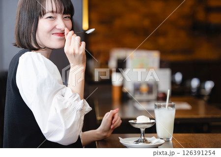 カフェでアイスクリームを食べる女性 カフェでアイスクリームを食べる女性 126391254
