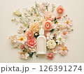 花に囲まれて置かれた化粧品ボトル 126391274