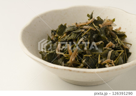 山椒の佃煮　小鉢に盛り付けた葉山椒の佃煮 126391290