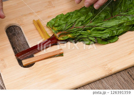 スイスチャードのおにぎり　スイスチャードの葉で包んだおにぎりを作る工程 126391359