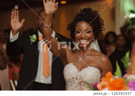 結婚式で幸せそうに笑う新郎新婦 結婚式で幸せそうに笑う新郎新婦 126391437