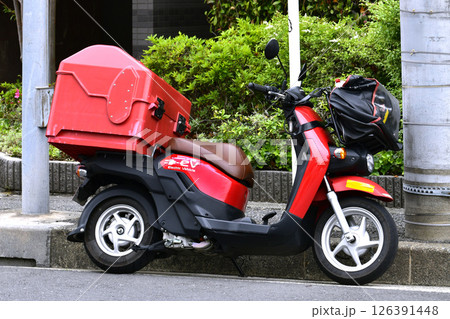 日本の横浜都市景観 街角で見かけた郵便配達中(配達員は配達中)のバイク=16日、横浜市内 日本の横浜都市景観 街角で見かけた郵便配達中(配達員は配達中)のバイク=16日、横浜市内 126391448