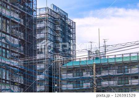 日本の横浜都市景観 マンションの補修や点検等のため組まれた足場や防護ネットなどを望む=横浜市内 日本の横浜都市景観 マンションの補修や点検等のため組まれた足場や防護ネットなどを望む=横浜市内 126391529