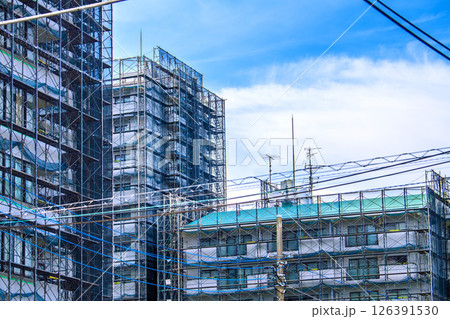 日本の横浜都市景観　マンションの補修や点検等のため組まれた足場や防護ネットなどを望む＝横浜市内 126391530