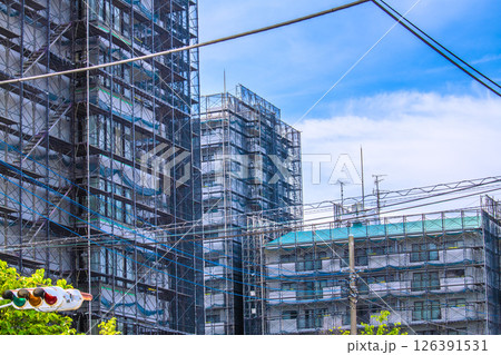 日本の横浜都市景観　マンションの補修や点検等のため組まれた足場や防護ネットなどを望む＝横浜市内 126391531