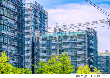 日本の横浜都市景観 マンションの補修や点検等のため組まれた足場や防護ネットなどを望む=横浜市内 日本の横浜都市景観 マンションの補修や点検等のため組まれた足場や防護ネットなどを望む=横浜市内 126391532