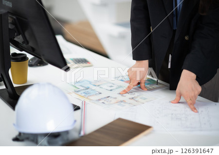 図面をチェックする建設会社社員の手元 図面をチェックする建設会社社員の手元 126391647