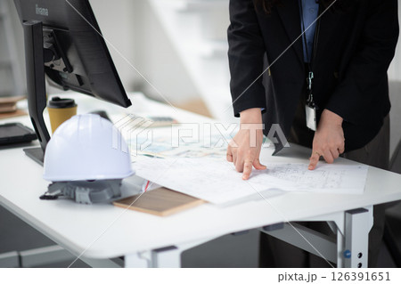 図面をチェックする建設会社社員の手元 図面をチェックする建設会社社員の手元 126391651