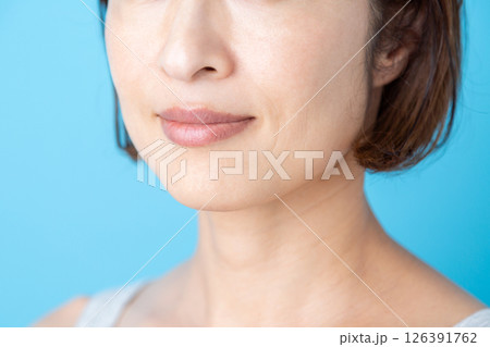 ミドル女性スキンケアイメージ 126391762