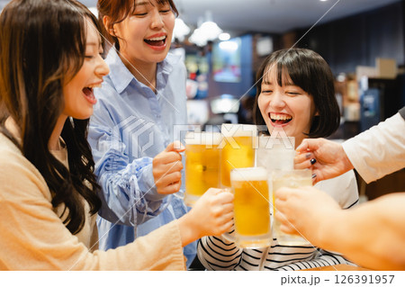 乾杯する若い女性 乾杯する若い女性 126391957