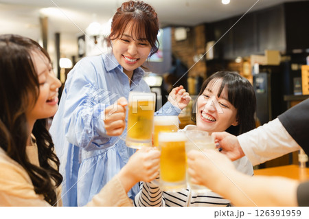 居酒屋で乾杯する男女 居酒屋で乾杯する男女 126391959